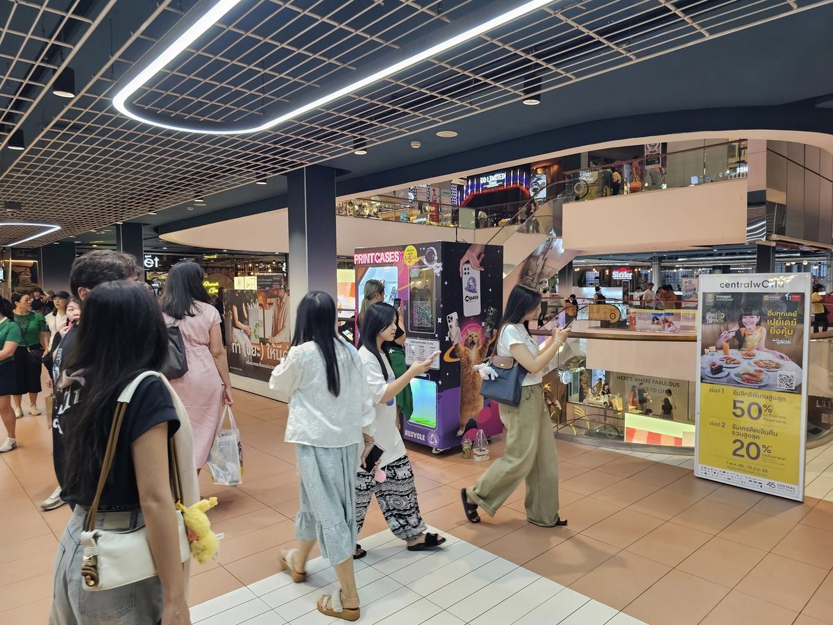 ลูกค้าที่ตู้ C SPACE ใน centralwOrld
