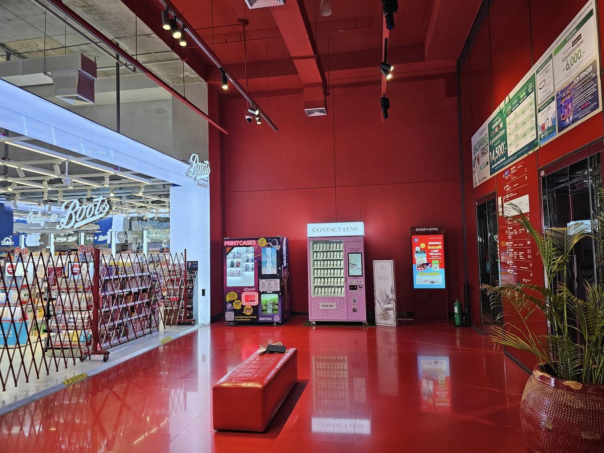 ตู้ C SPACE ที่ Emsphere ใกล้ร้าน Boots